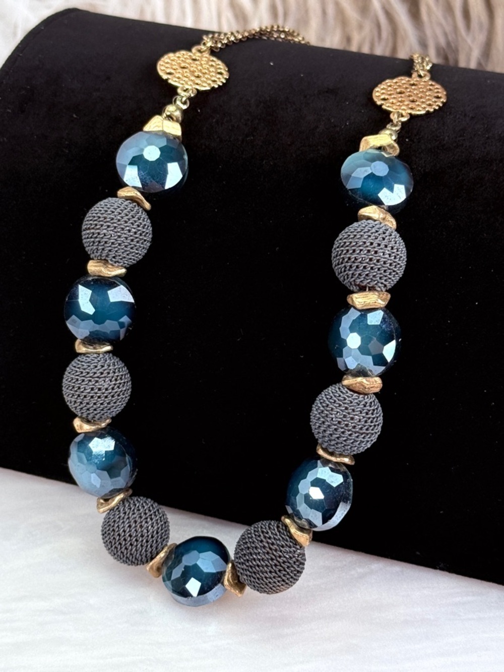 Gorgeous, vintage weighted, reflective, blue accent necklace - Picture 4 of 9